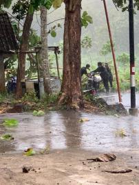 Angin Kencang Mengamuk, Relawan Langsung Sigap